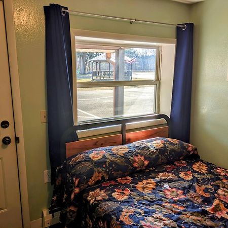Tour Inn Motel Howard City Buitenkant foto