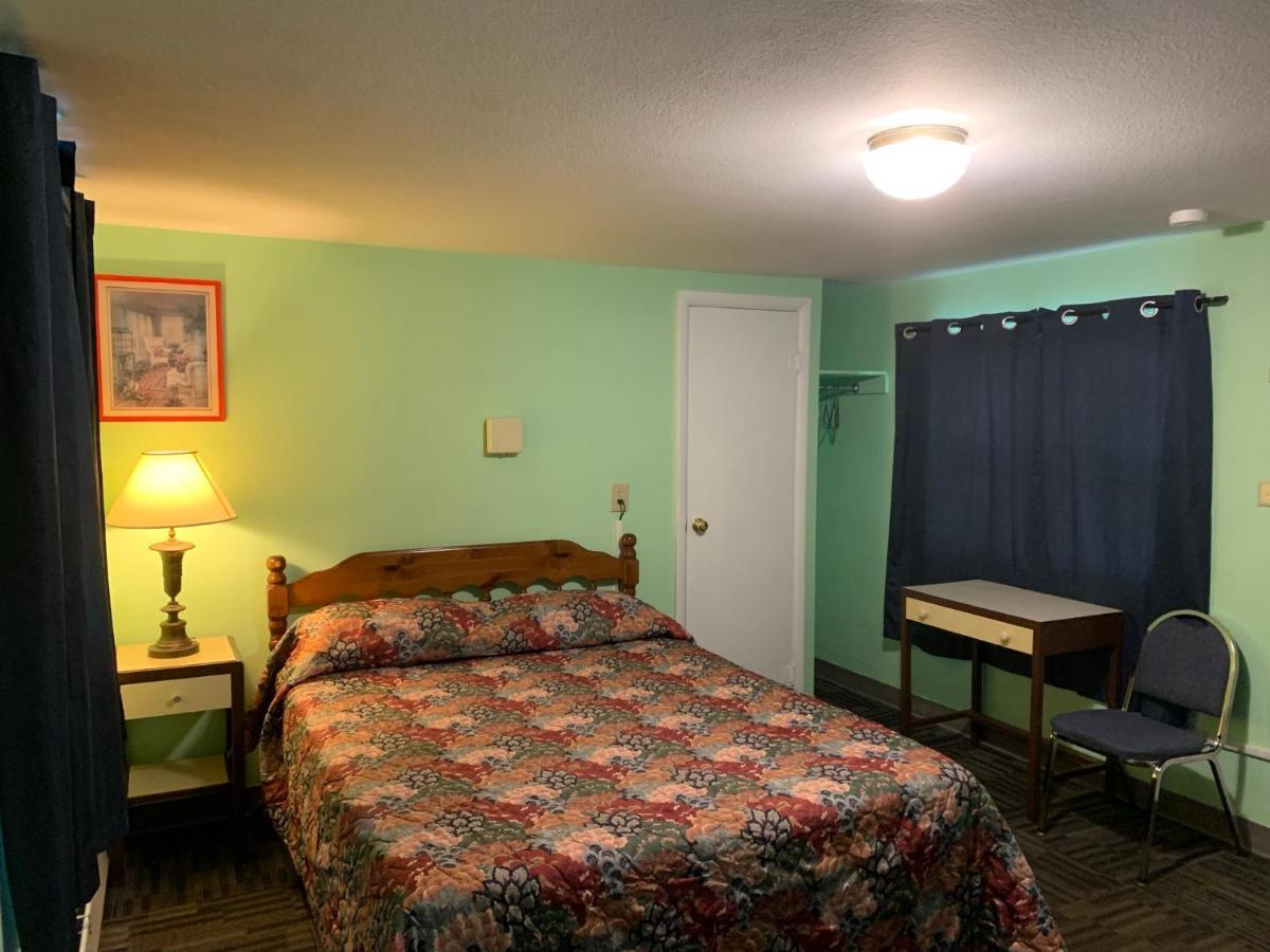 Tour Inn Motel Howard City Buitenkant foto