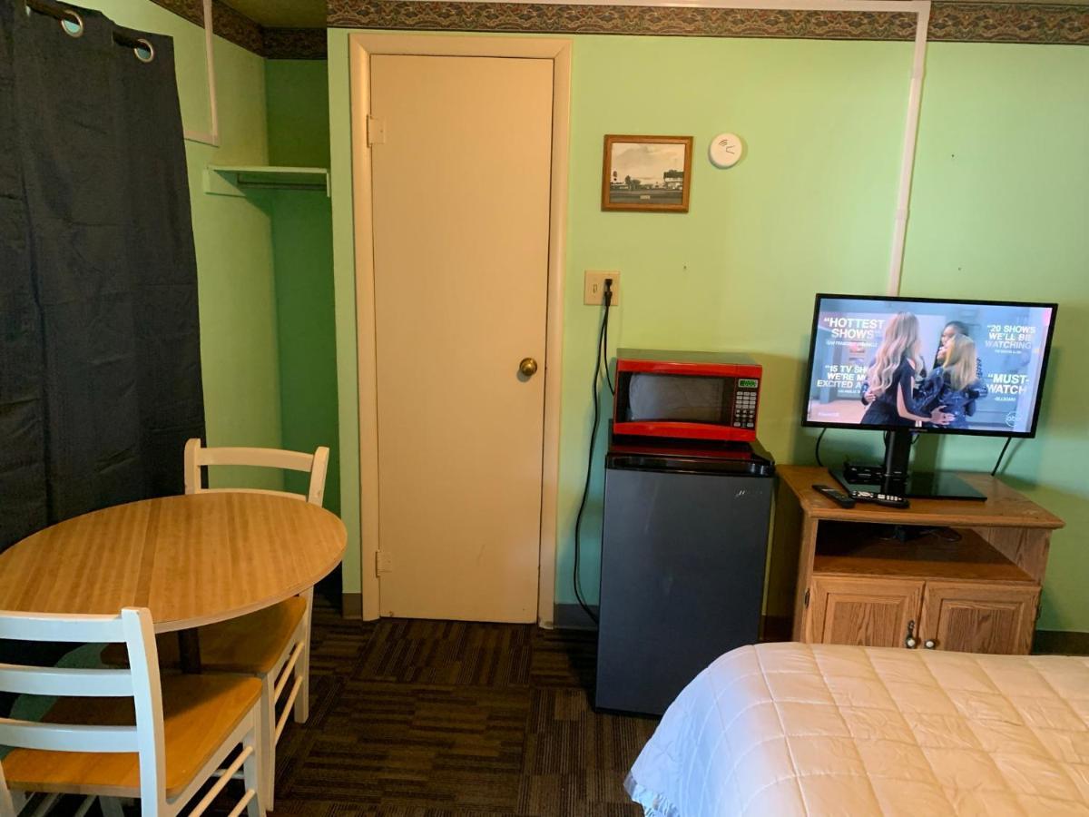Tour Inn Motel Howard City Buitenkant foto