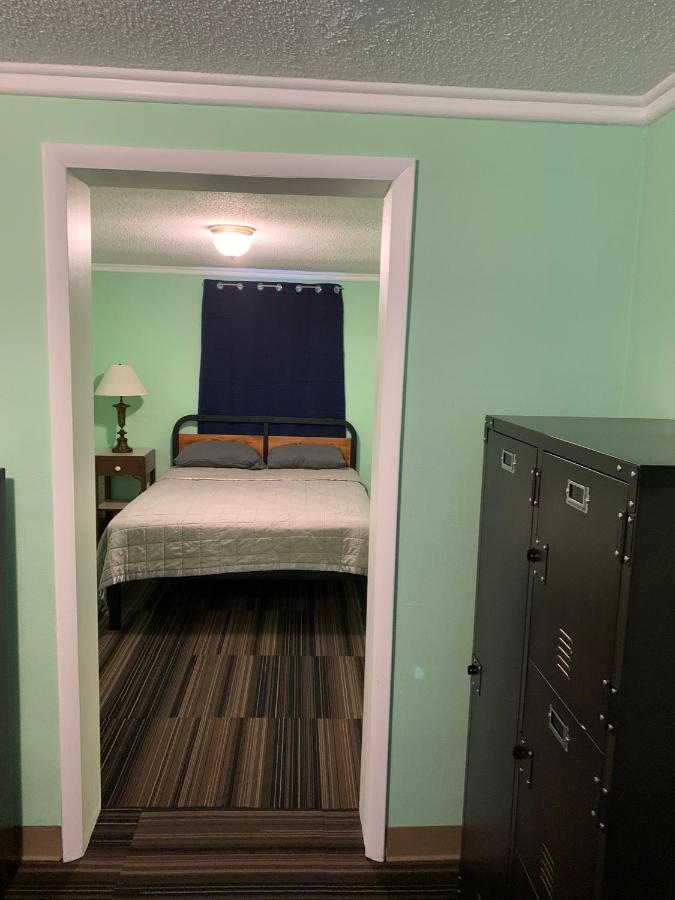 Tour Inn Motel Howard City Buitenkant foto
