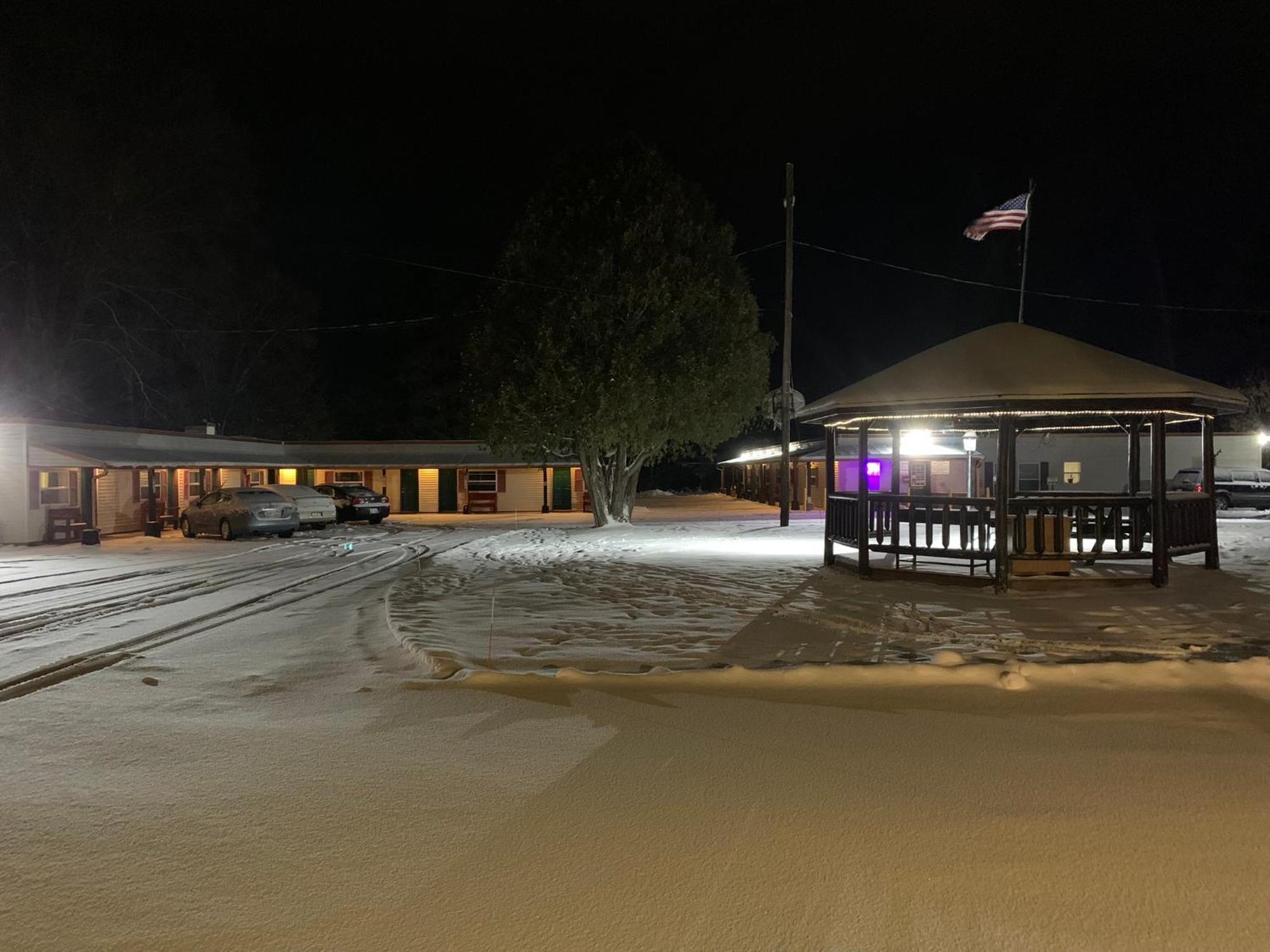 Tour Inn Motel Howard City Buitenkant foto