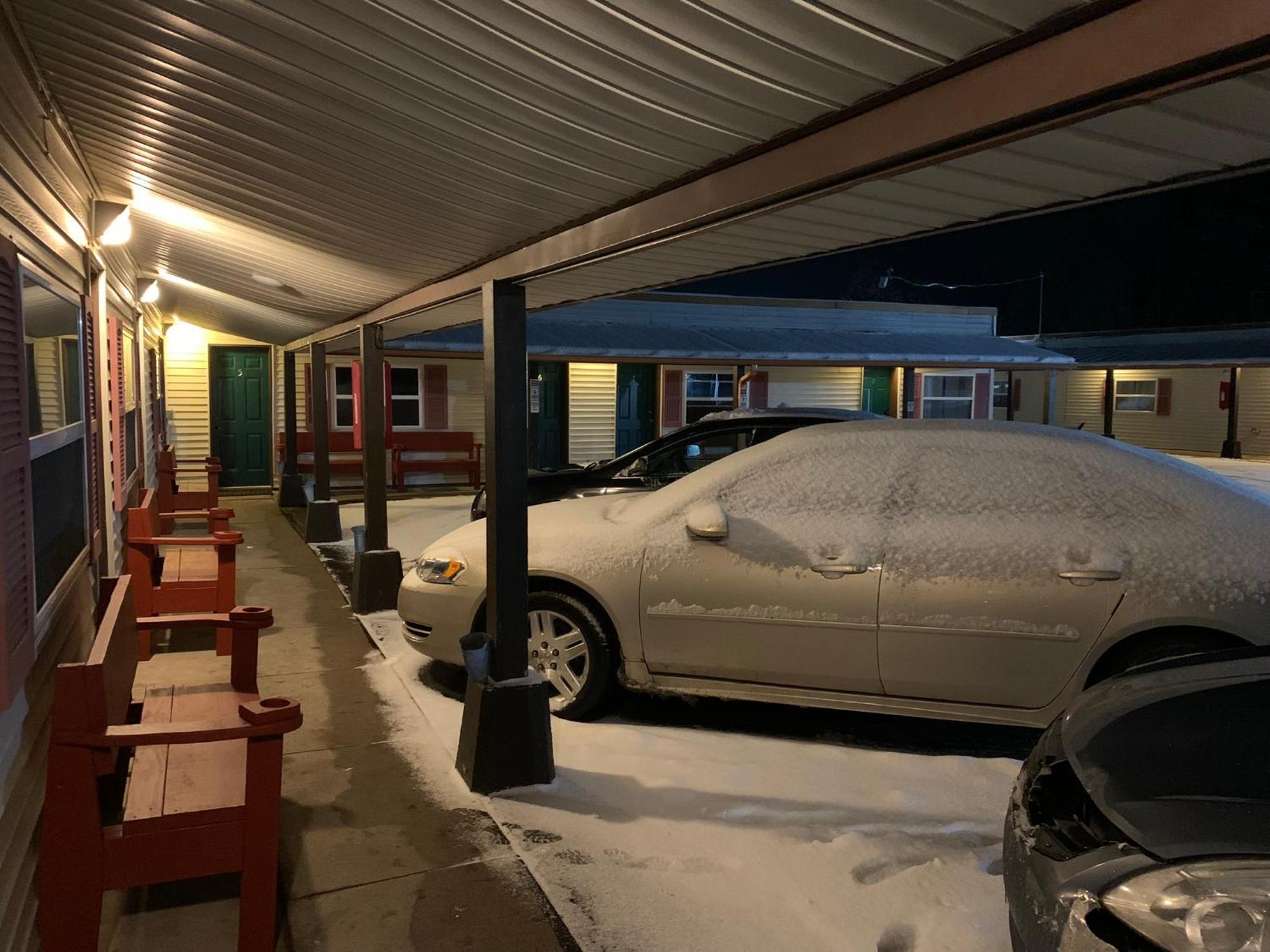 Tour Inn Motel Howard City Buitenkant foto