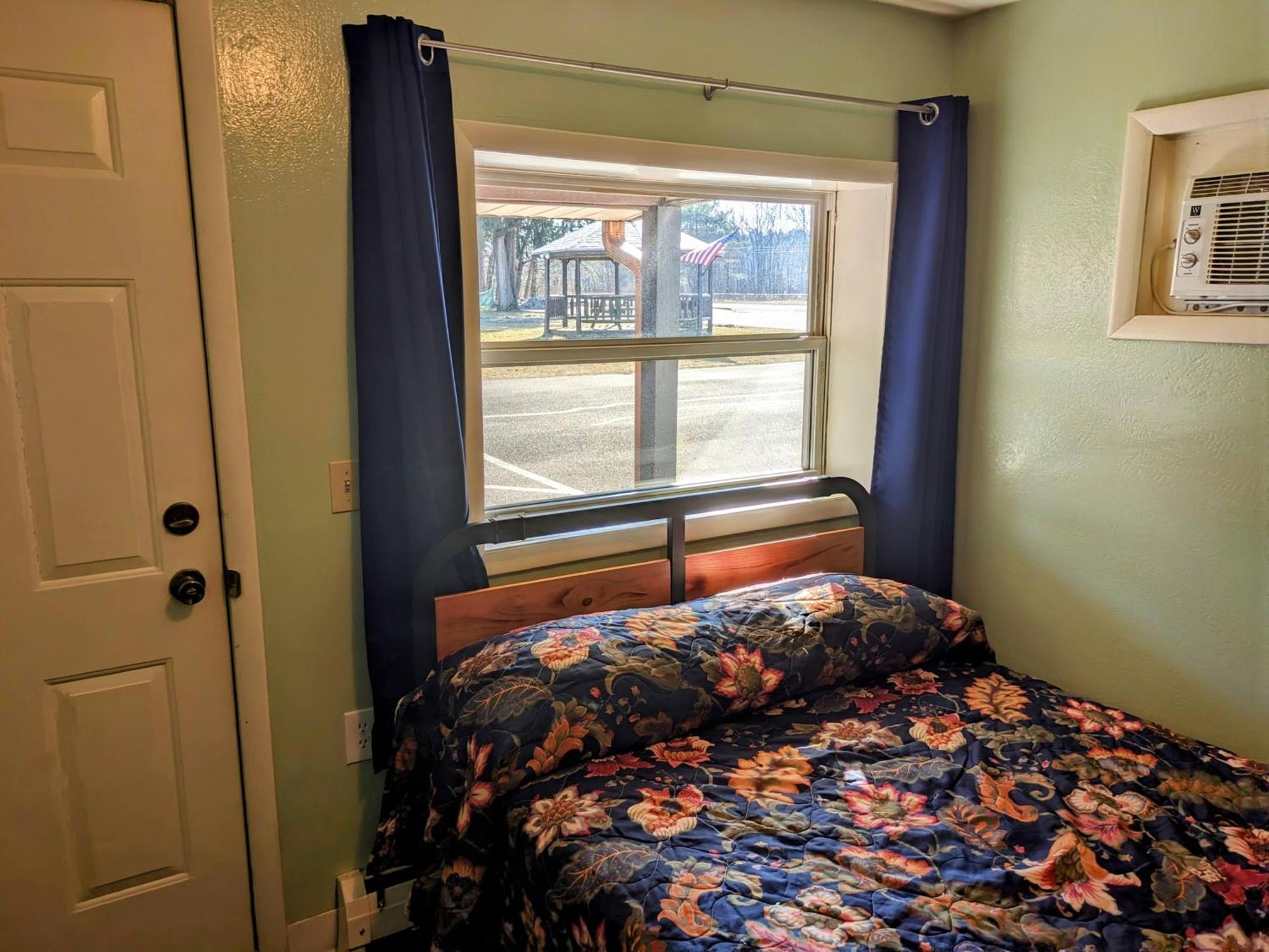Tour Inn Motel Howard City Buitenkant foto